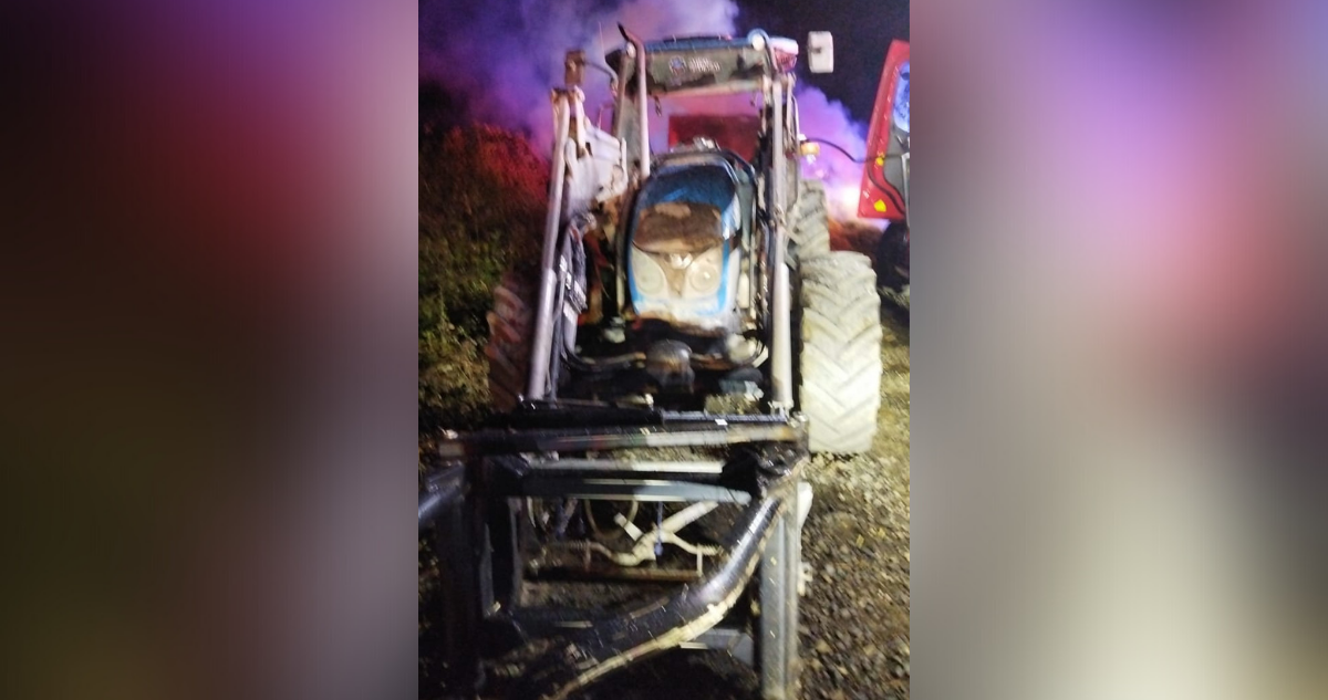 Incendian carro de tractor en Vilcún: conductor dice que encapuchados lo golpearon y amenazaron