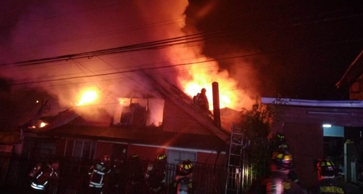 Casa resulta completamente destruida por un incendio en Temuco