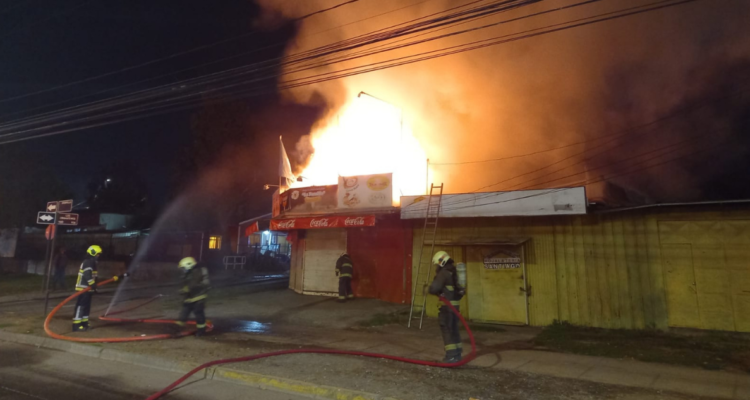 Un incendio afecta a local comercial en Los Ángeles