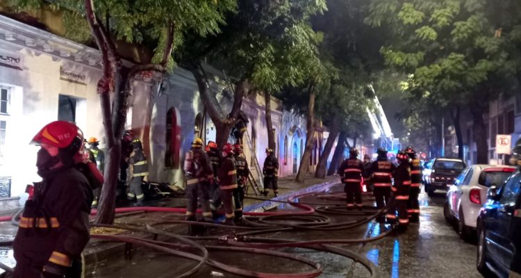Mujer de 101 años muere en incendio de una vivienda en el barrio Yungay de Santiago