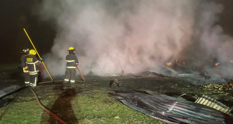 Incendio destruye dos casas en Curacautín: no se descarta que sea intencional.