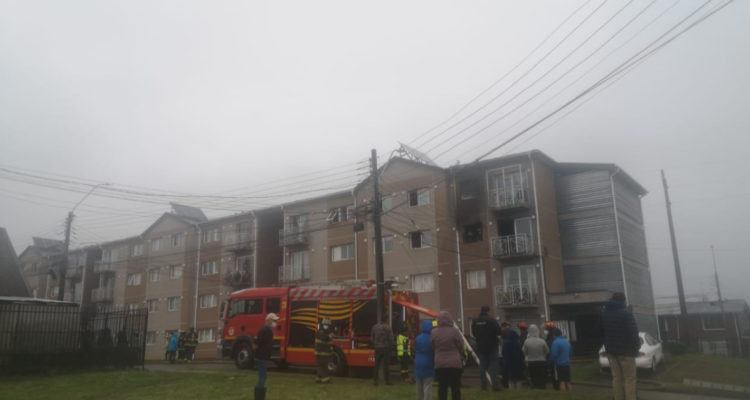 Incendio afecta a departamentos en Valdivia se evacuó 2 torres y varias viviendas fueron afectadas