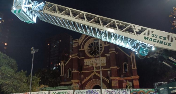 Incendio en ex iglesia de Carabineros
