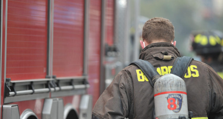 Voluntarios de Bomberos atendiendo una emergencia.