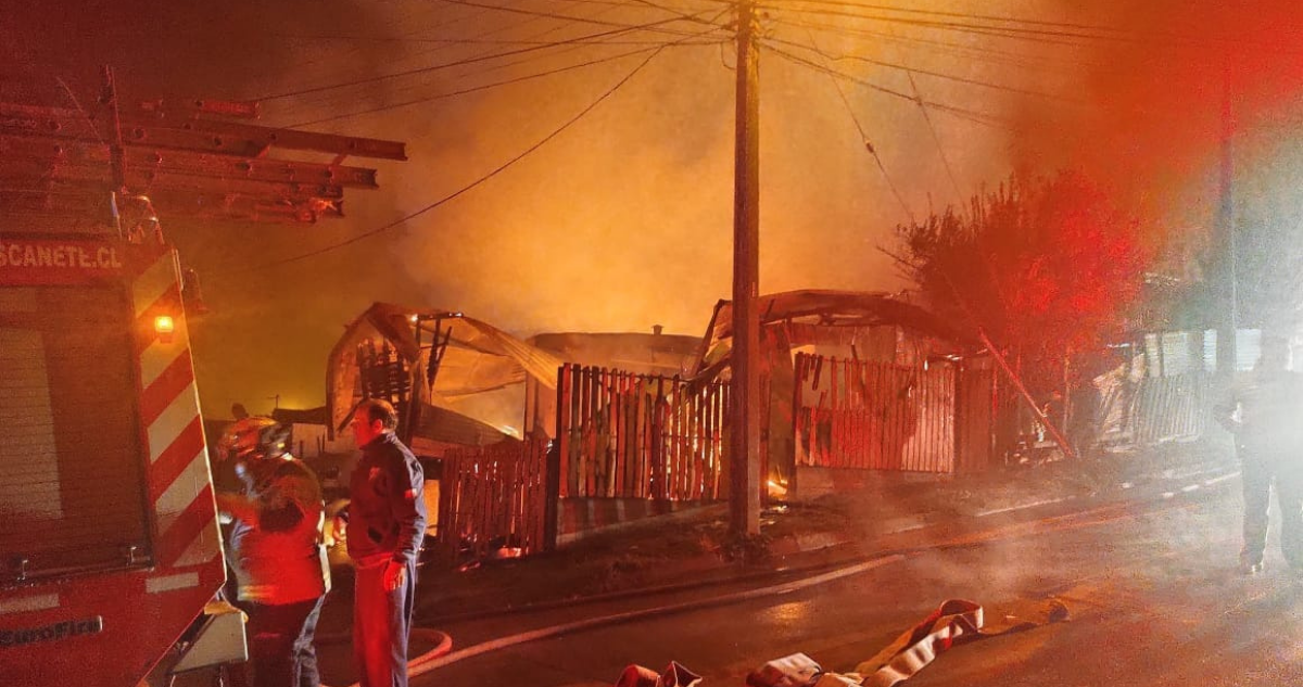 Incendio deja una iglesia y tres viviendas destruidas en Cañete. 