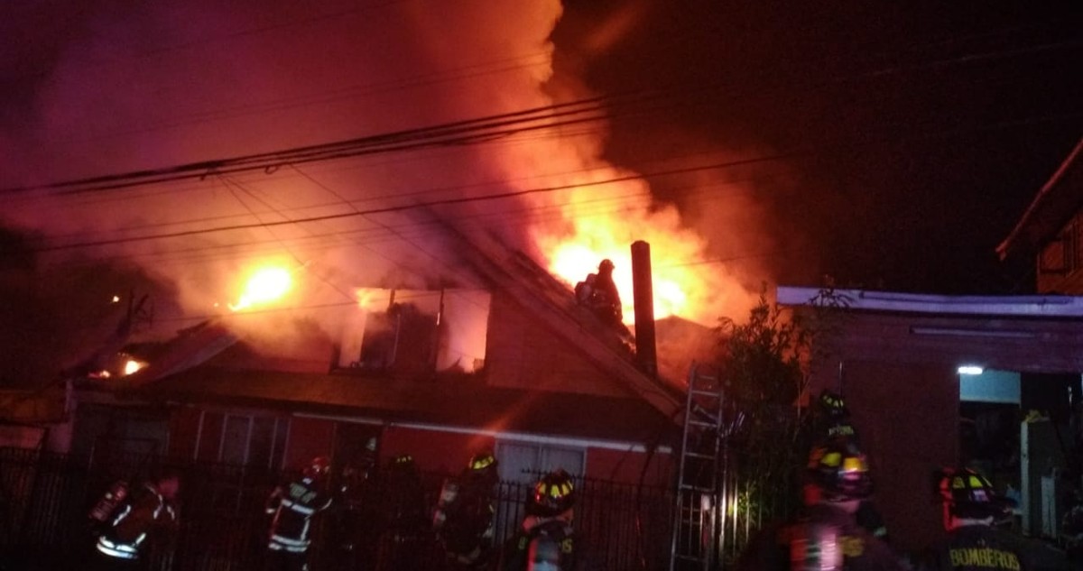 Casa resulta completamente destruida por un incendio en Temuco
