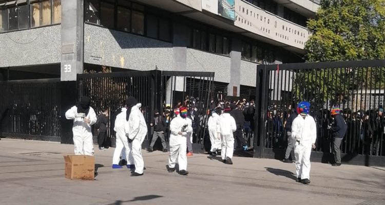 Encapuchados y jóvenes con overoles blancos protagonizan nuevos incidentes en el Instituto Nacional