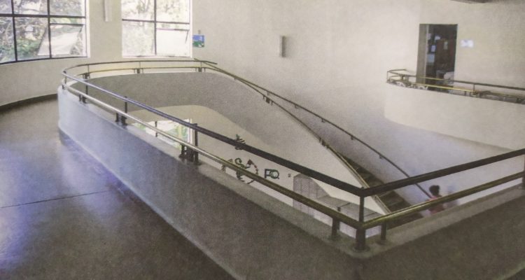 Interior del Edificio d Farmacia