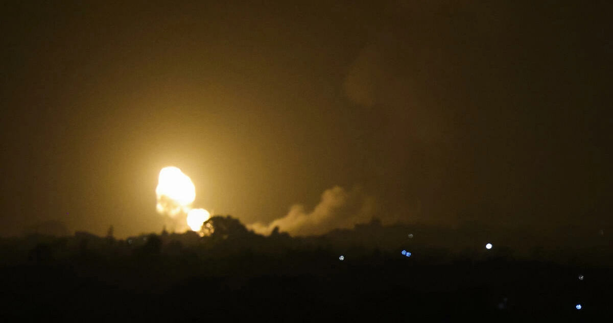Llamas y humo se elevan tras ataques aéreos israelíes en Rafah, en el sur de la Franja de Gaza.