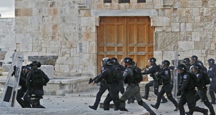 Miembros de las fuerzas israelíes en la Explanada de las Mezquitas de Jerusalén durante los enfrentamientos con manifestantes palestinos.