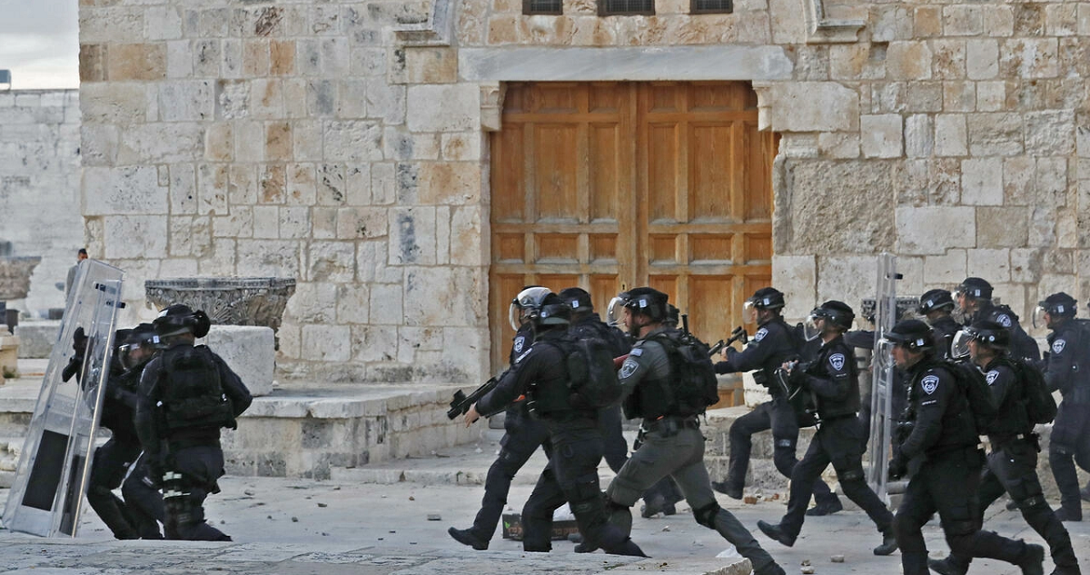 Miembros de las fuerzas israelíes en la Explanada de las Mezquitas de Jerusalén durante los enfrentamientos con manifestantes palestinos.