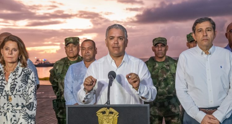 El mandatario Iván Duque (c), mientras da una declaración junto a integrantes de su equipo de Gobierno desde San Andrés (Colombia).
