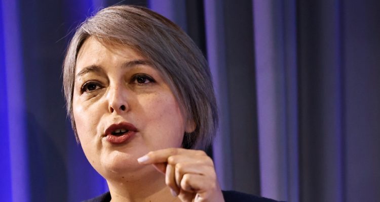 Jara asegura que proyecto de reajuste a sueldo mínimo ingresará al Congreso antes que termine abril