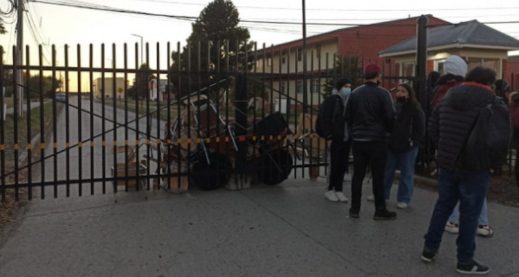 “Jauría Feminista” se toma Universidad de Magallanes acusando “agresores dentro de nuestras aulas”