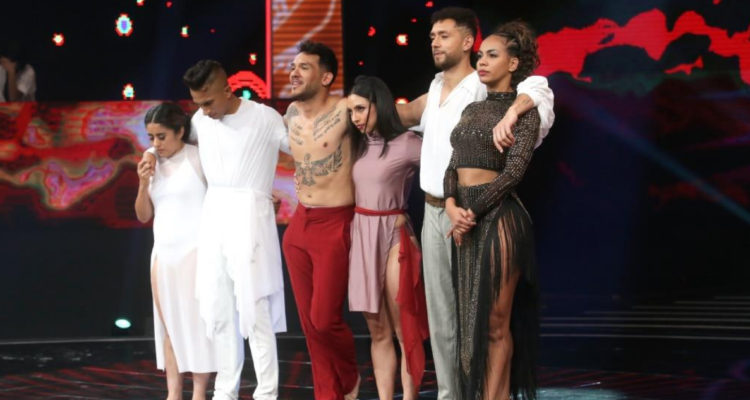 Los concursantes de Aquí se Baila con sus parejas: Aparecen Jazz Torres, Iván Cabrera y Betsy Camino. Todos con caras series y abrazados esperando a saber quién será eliminado.
