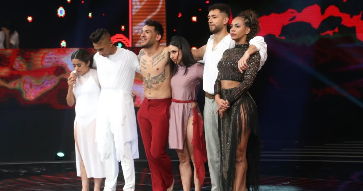 Los concursantes de Aquí se Baila con sus parejas: Aparecen Jazz Torres, Iván Cabrera y Betsy Camino. Todos con caras series y abrazados esperando a saber quién será eliminado.