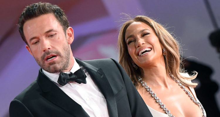 Jennifer Lopez y Ben Affleck sonriendo en un evento juntos.