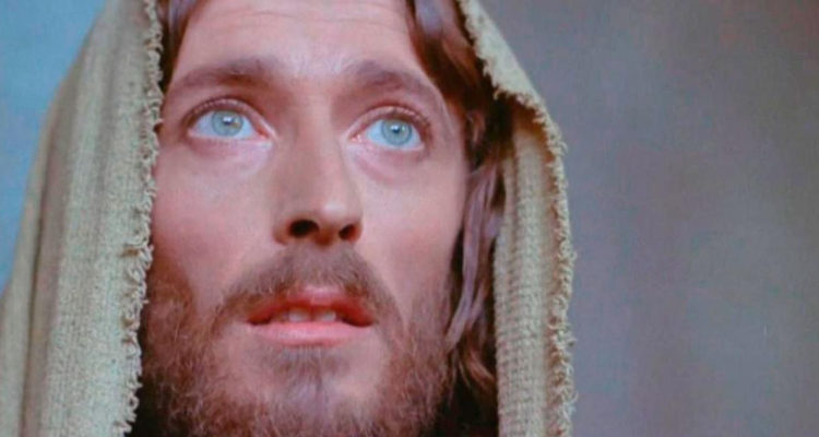 El actor Robert Powell bajo el papel de Jesús de Nazareth. LA película será transmitida por TVN la próxima semana.