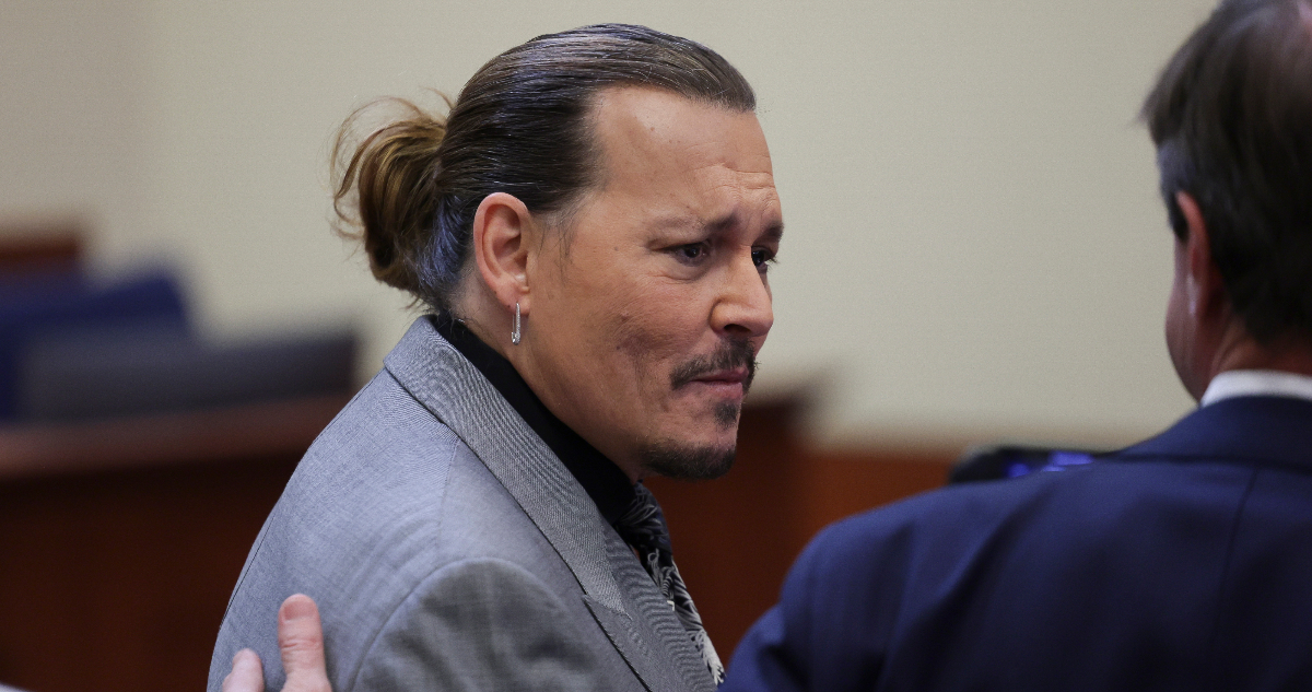 Johnny Depp hablando con su abogado en medio del juicio contra Amber Heard.