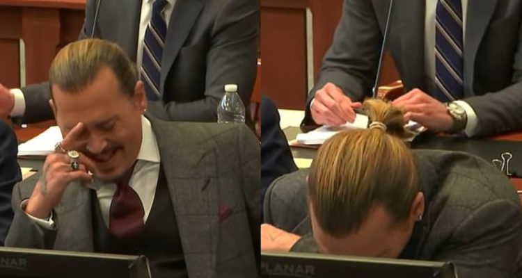 El actor Johnny Depp riendo en el juicio. Acabó apoyando su cabeza en la mesa para avitar ser visto.