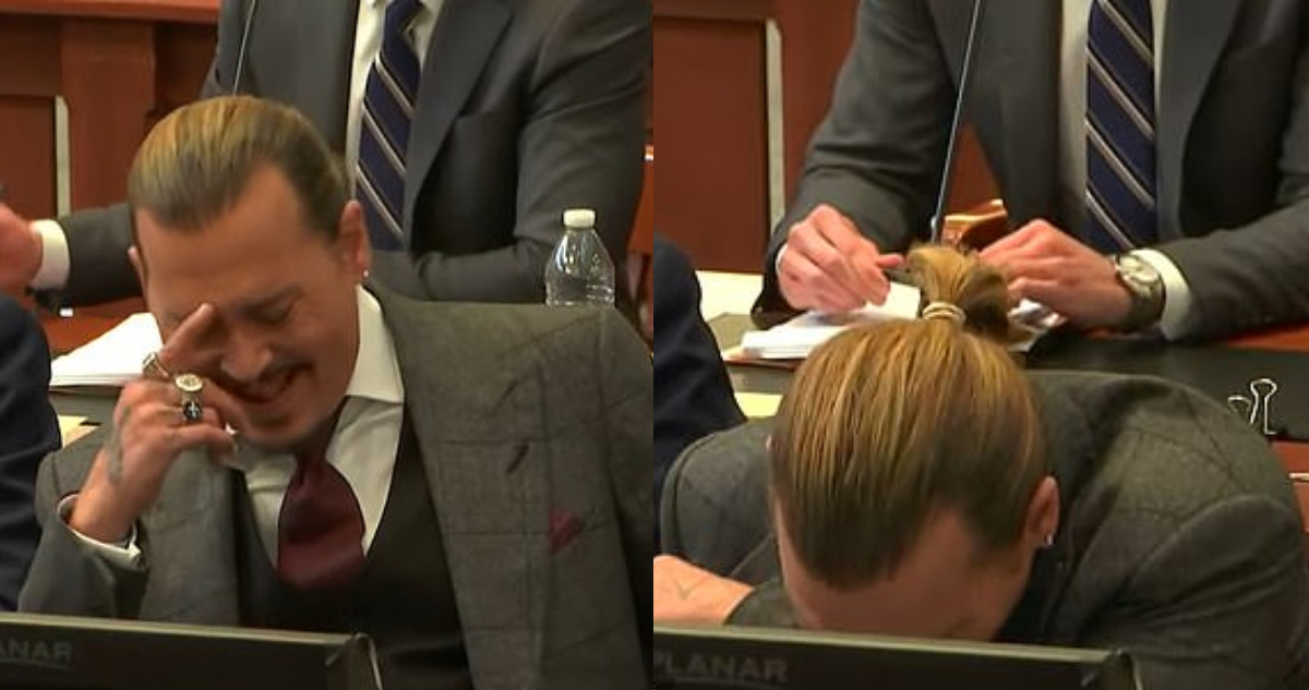 El actor Johnny Depp riendo en el juicio. Acabó apoyando su cabeza en la mesa para avitar ser visto.
