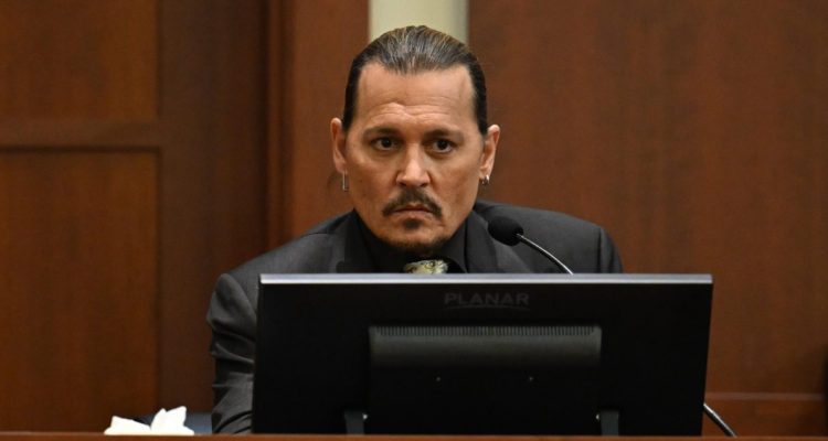 El actor Johnny Depp en el estrado, hablando durante el juicio contra Amber Heard.
