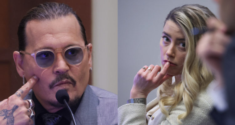 Johnny Depp señala con su dedo a su pómulo, señalando el lugar en el que fue golpeado. A su lado, se ve a AMber Heard escuchando los alegatos de Depp.