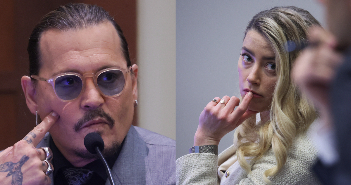 Johnny Depp señala con su dedo a su pómulo, señalando el lugar en el que fue golpeado. A su lado, se ve a AMber Heard escuchando los alegatos de Depp.