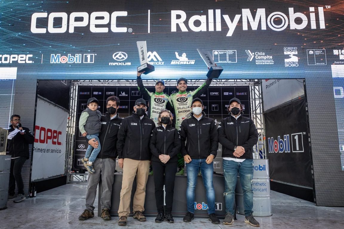 Jorge Martínez celebra su triunfo en Rally Mobil Bío Bío