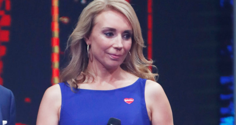 La animadora Karen Doggenweiler mirando seria hacia un costado