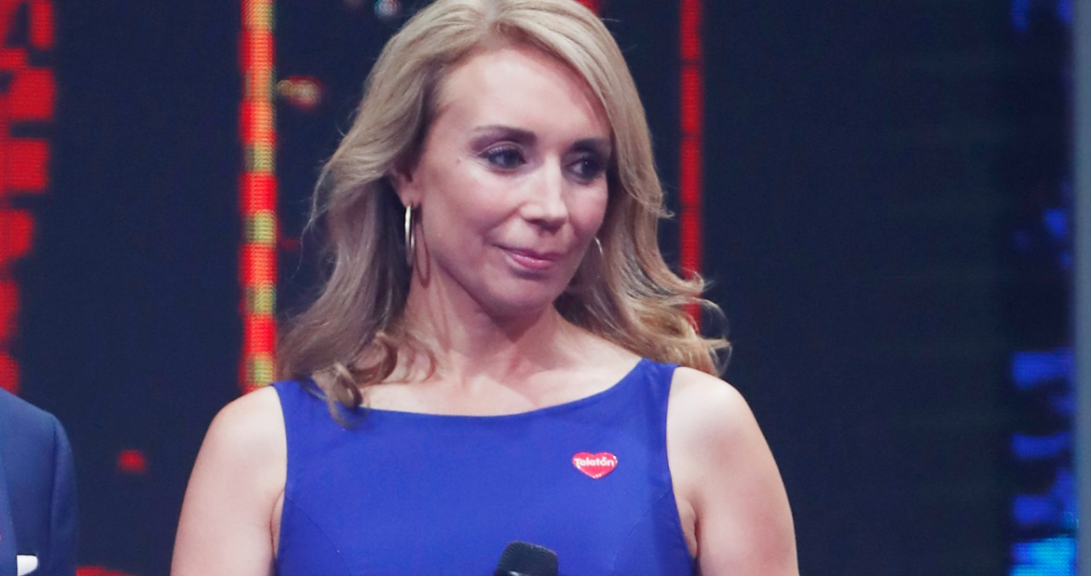 La animadora Karen Doggenweiler mirando seria hacia un costado
