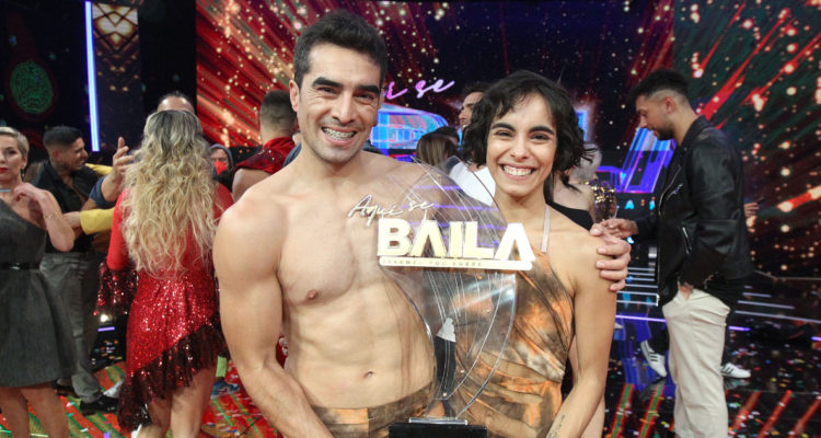 Kike Faundez y su compañera Melissa Briones sosteniendo el galardón de Aquí se Baila.