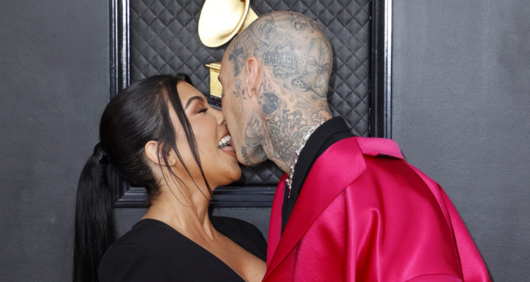 La socialité Kourtney Kardashian besándose con Travis Barker en la alfombra roja de los premios Grammy.