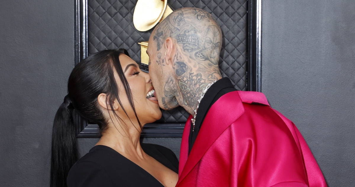 La socialité Kourtney Kardashian besándose con Travis Barker en la alfombra roja de los premios Grammy.