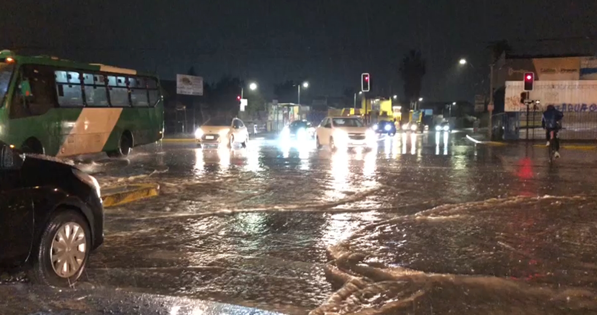 Se mantienen problemas tras lluvias en Santiago: 23 mil hogares sin luz y semáforos apagados