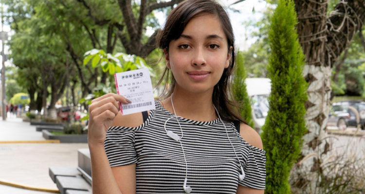 Mujer con boleto Powerball