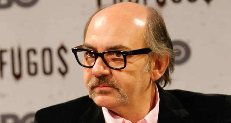 El actor Luis Gnecco en medio de una conferencia de prensa por la serie Prófugos.