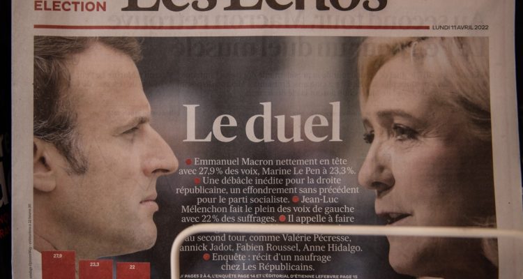 Un periódico resaltando el “duelo” inminente entre Macron y Le Pen.