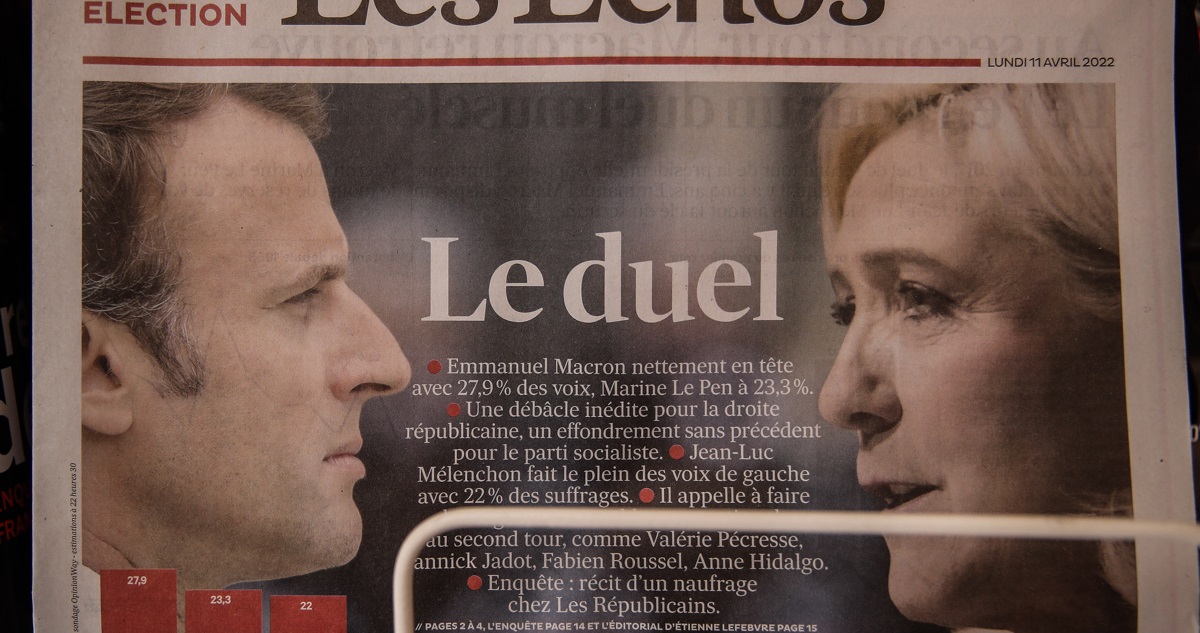 Un periódico resaltando el “duelo” inminente entre Macron y Le Pen.