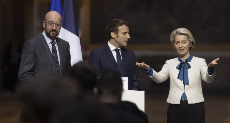 Charles Michel, Emmanuel Macron y Ursula Von Der Leyen