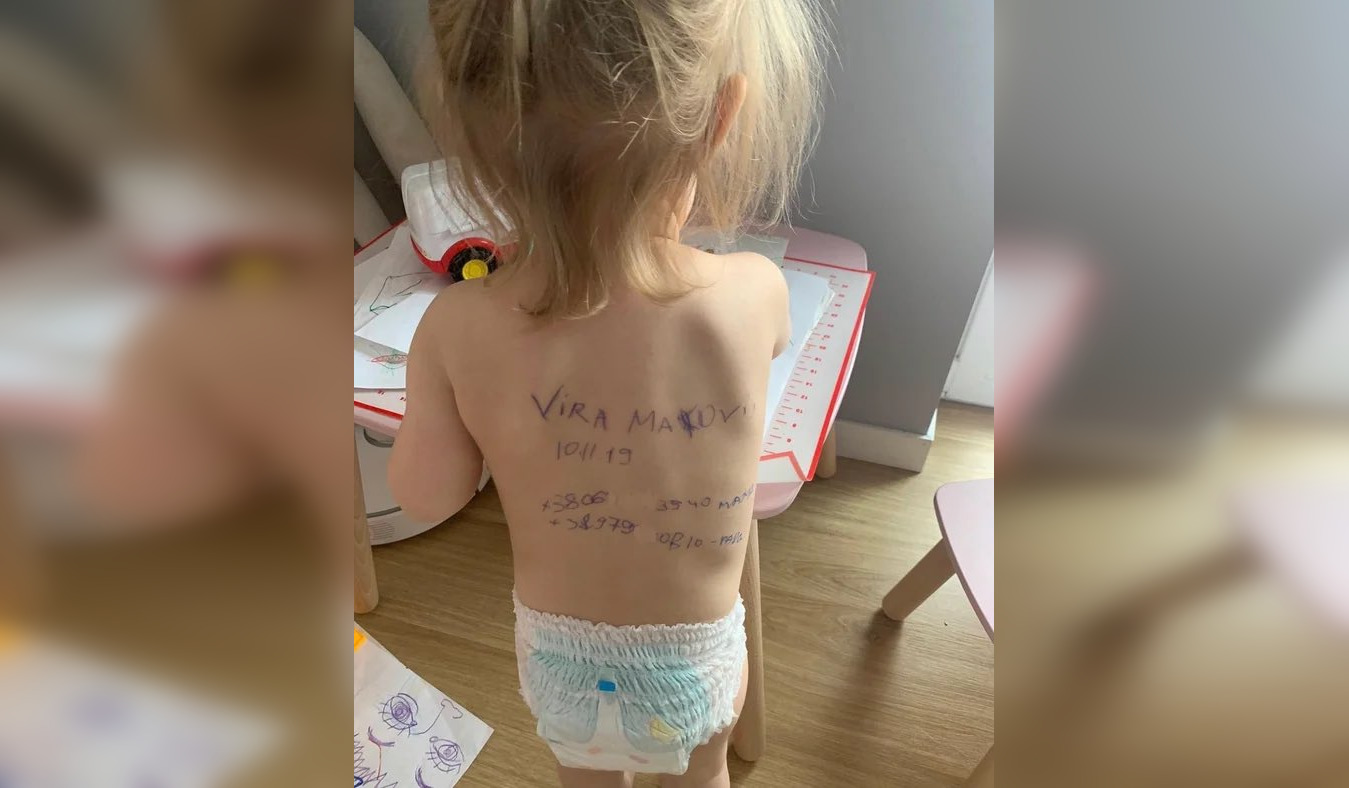 Madres ucranianas escriben teléfonos en las espaldas de sus hijos: “Sálvenlos en caso que yo muera”