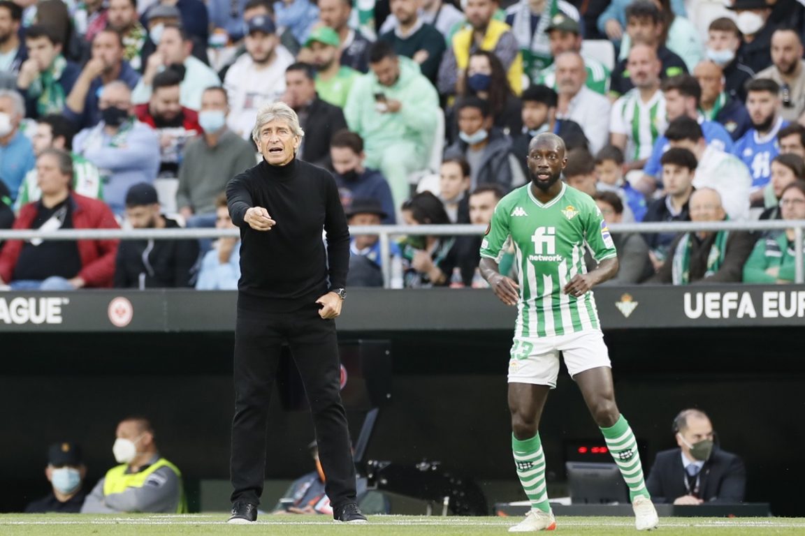 Manuel Pellegrini dirigiendo al Betis.