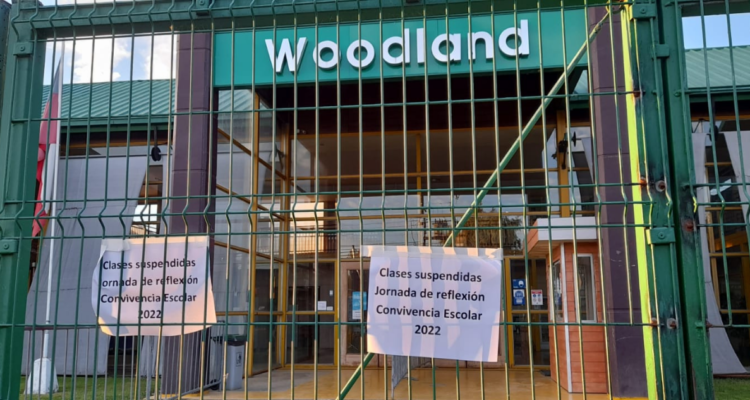 Alumnas de colegio en Los Ángeles se manifiestan por viralización de video de abuso a compañera.