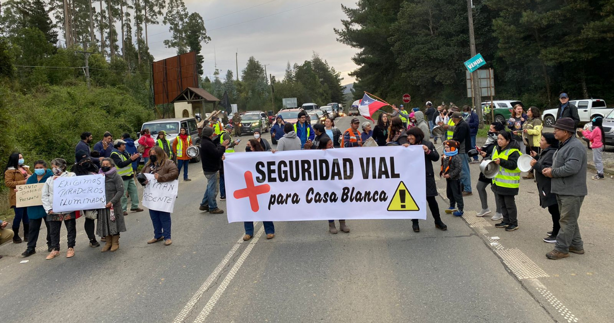 Auto del alcalde de Paillaco cae en zanja camino a protesta por mal estado de la ruta con Valdivia