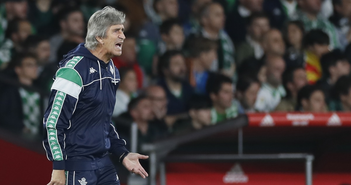 Manuel Pellegrini dirigiendo al Betis.