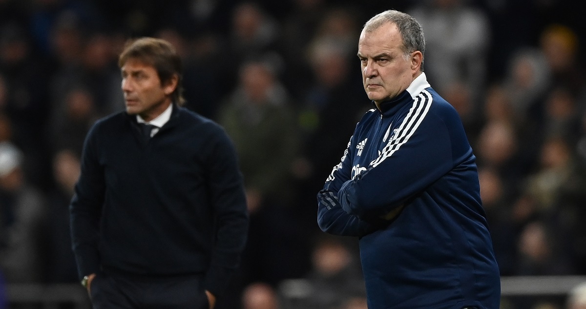 Marcelo Bielsa dirigiendo al Leeds.