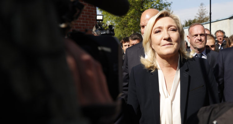 Marine Le Pen reconoce la derrota frente a Emmanuel Macron pero acusa métodos desleales