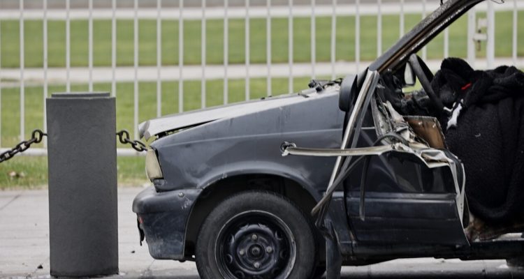 Restos del automóvil incendiado frente a La Moneda.