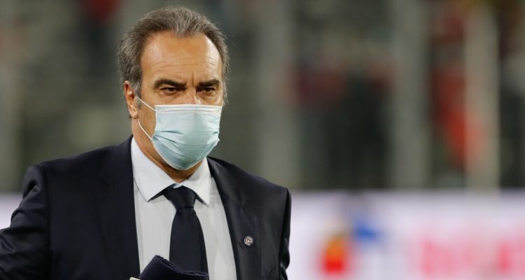 Martín Lasarte dirigiendo a La Roja.