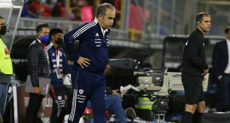 Martín Lasarte dirigiendo a La Roja.